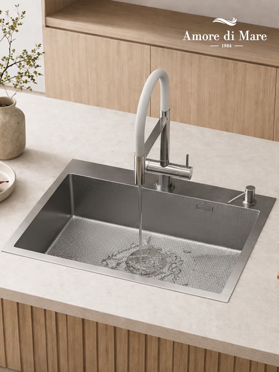 Мойка для кухни из нержавеющей стали Amore di Mare Favo Pelle FP7048S-1, 700х480х220 мм: мойка, дозатор, сифон. Цвет: сатин. - миниатюра 10